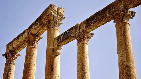 고고학적 유물이 돌기둥 하늘을 배경으로 세워져 — 스톡 사진