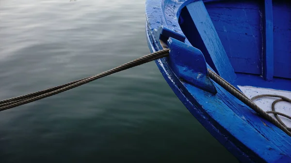 海に対するボートロープと木造船のキール — ストック写真