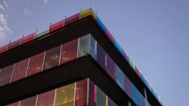 gökyüzüne karşı çağdaş köşe çizimi