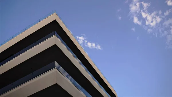 Colțul Clădirii Rezidențiale Moderne Împotriva Cerului Tulbure — Fotografie, imagine de stoc
