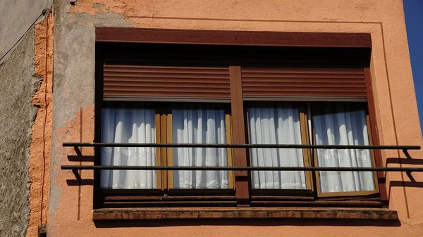 Fasade Jendela Dengan Tirai Dan Tirai — Stok Foto