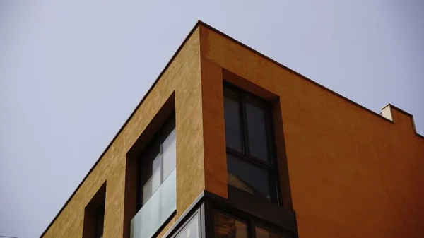 Ecke Des Modernen Wohngebäudes Fassade Gegen Den Himmel — Stockfoto