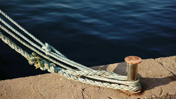 Metallic Mooring Pole Harbor Rope — Stock Photo, Image