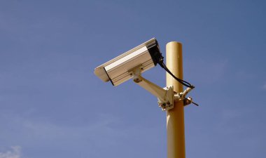 Gökyüzüne karşı bir direkte güvenlik kamerası.