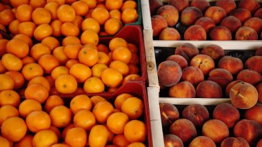 Pazar yerinde portakal ve şeftali var.