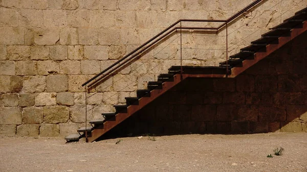 建筑物立面的金属楼梯 — 图库照片