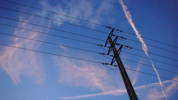 Elektrische Toren Tegen Bewolkte Lucht Chemisch Spoor — Stockfoto