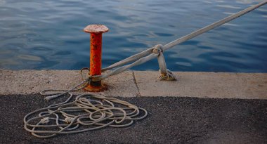 Liman rıhtımında halatla paslı demirleme