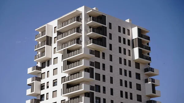 gökyüzüne karşı çağdaş yerleşim binası