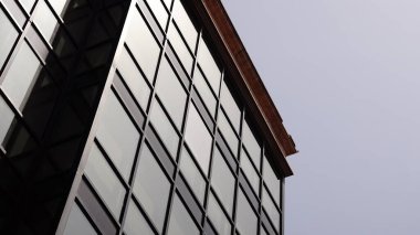 Düşük açılı koyu cam cephe gökyüzüne karşı