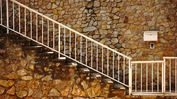 Перила Белого Металла Лестнице Каменная Стена Качестве Фона — стоковое фото