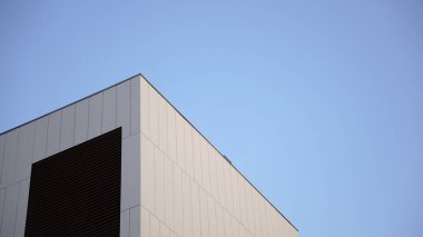 Gökyüzüne karşı soyut cepheli modern minimalist binanın köşesi