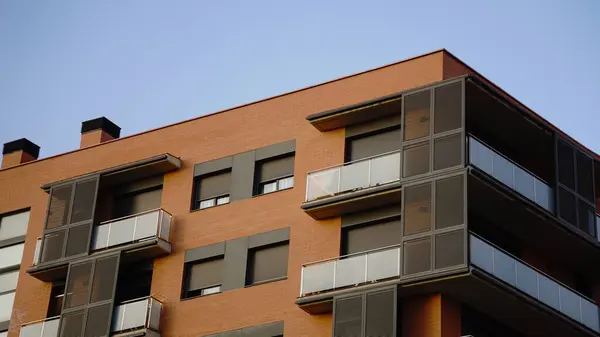 空に対する都市のアパートの建物のレンガの正面 ロイヤリティフリーのストック画像