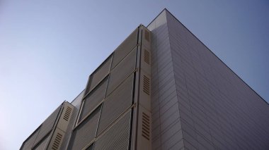 Balkonları ve kayan pergola 'lı bina cephesi