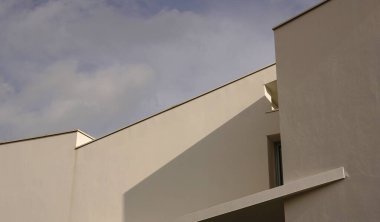 Mavi gökyüzüne karşı geometrik beyaz cephe