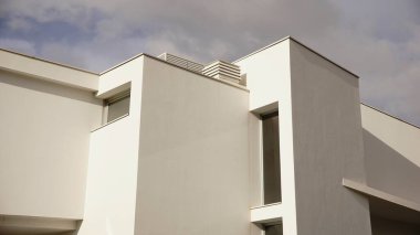 Modern yapının beyaz cephesi