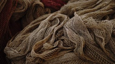 Arkaplan olarak istiflenmiş eski balık ağı