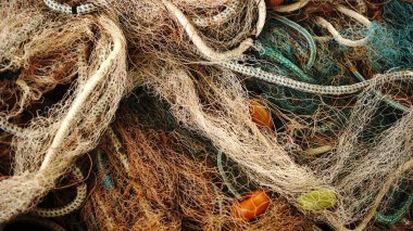 arka plan olarak balıkçı ağı kaosu