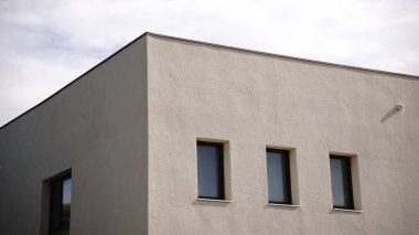 Evin köşesi gökyüzüne karşı.