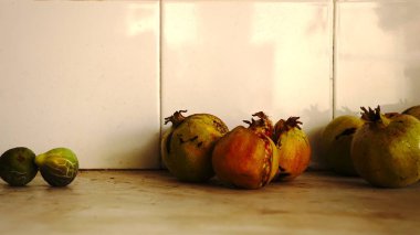 Kırsal bir mutfakta nar meyvelerinin durgun yaşamı