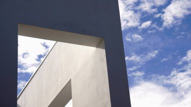 Gökyüzüne karşı minimalist ev cephesi