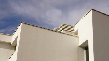 Gökyüzüne karşı, geometrik modern evin beyaz cephesi