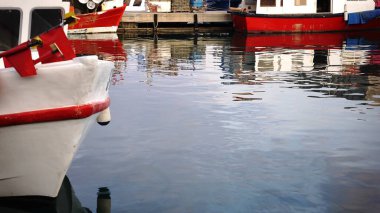 Liman suyundaki rustik balıkçı teknesinin yansıması