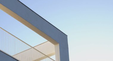 Gökyüzüne karşı minimalist bina cephesi