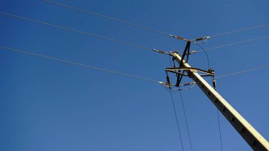 Düşük voltajlı elektrik direği gökyüzüne karşı