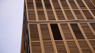 Ahşap panjurların ön tarafındaki bina.