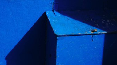 Mavi ahşap kutuda gölgeler