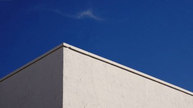 Gökyüzüne karşı beyaz cephe köşesinin arkaplanı