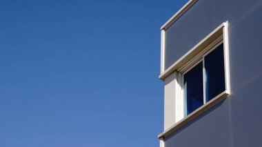 Modern deponun penceresi gökyüzüne karşı endüstriyel yapı cephesi
