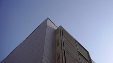 Kör sörf tahtası olan modern konut gölgesi