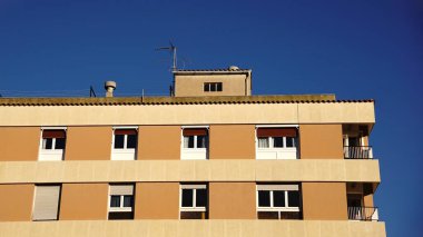 Gökyüzüne karşı kentsel yerleşim alanı cephesi