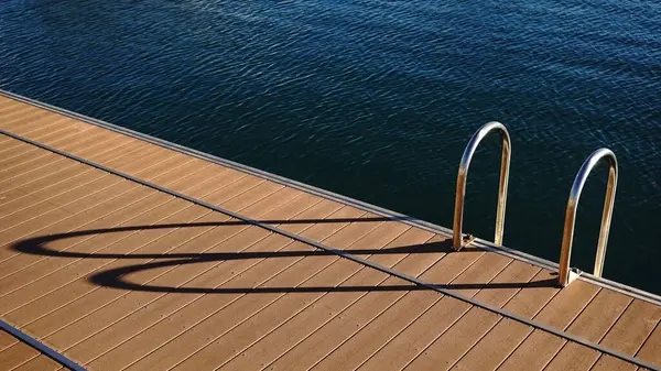 Suya ulaşmak için metal merdivenler.