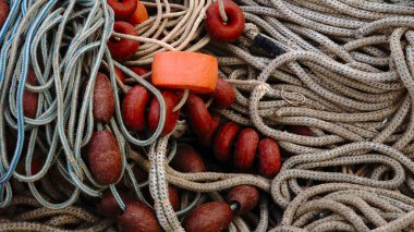 Arkaplan olarak dizilmiş şamandıralar ve oltalar