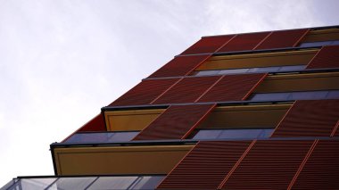 Modern cepheli düşük açılı bina