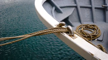 İskelede kayık halatları