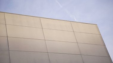 Gökyüzüne karşı penceresiz cephe duvarı