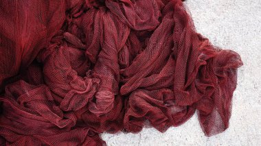 Yerde dalgalanan balık ağı