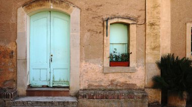 Köy evinin ön yüzü arka plan olarak