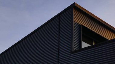 Akşamları modern geometrik ev cephesinin düşük açısı