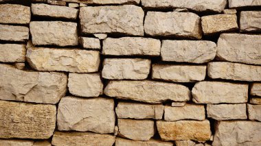 Arka plan olarak taşlı kaya duvar