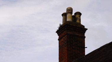 Bulutlu gökyüzüne karşı İngiliz bacası bacası bacası