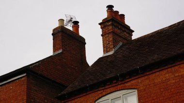 İngiliz evinin çatısından alçak açılı cephe