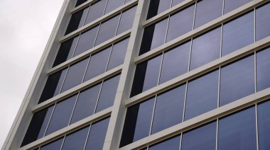 arkaplan olarak modern cam cephe binası