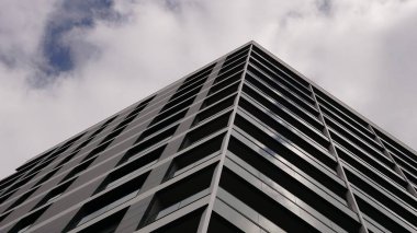 Gökyüzüne karşı zarif konut binasının açılı cephesi