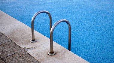 Havuza girmek için metal merdiven.