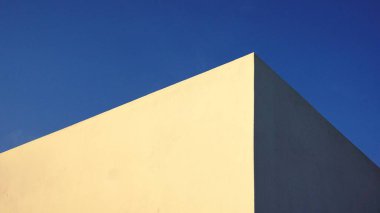 Gökyüzüne karşı beyaz yüzün köşesi